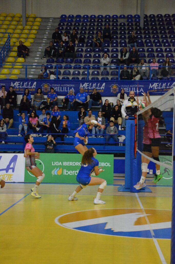 Jugadoras del Club Voleibol Melilla en un partido emocionante contra Haro Rioja Vóley.