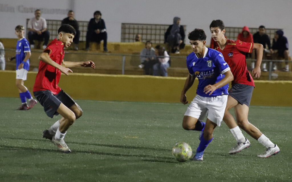 Jugadores de fútbol en un partido de la final de la Copa Federación Cadete