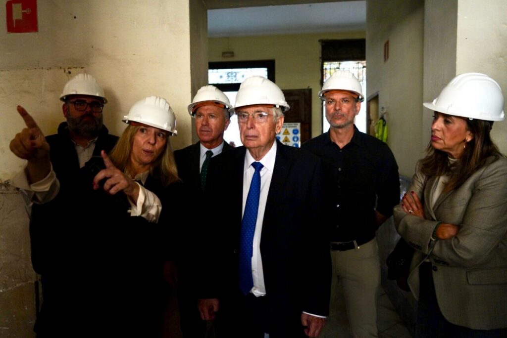 Grupo de personas con cascos en el antiguo edificio de Correos en Melilla