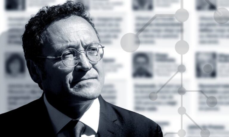 Retrato de un hombre con gafas en un contexto judicial