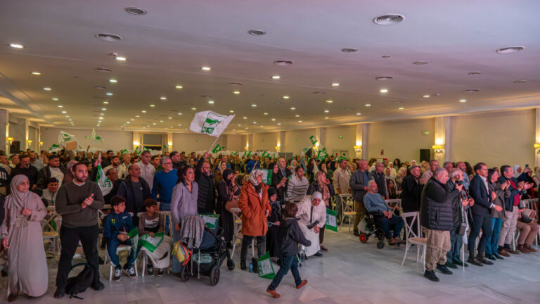 Multitud de personas en un acto de celebración del 30 aniversario de CPM