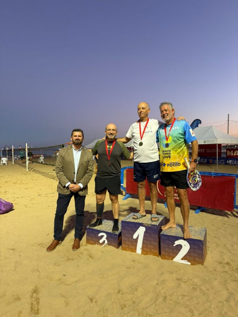 Entrega de trofeos en el II Master Nacional de Tenis Playa en Melilla