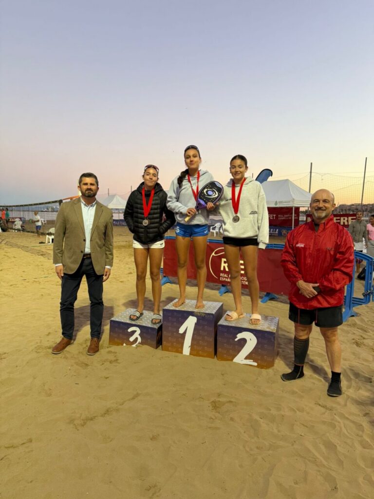 Entrega de trofeos en el II Master Nacional de Tenis Playa en Melilla