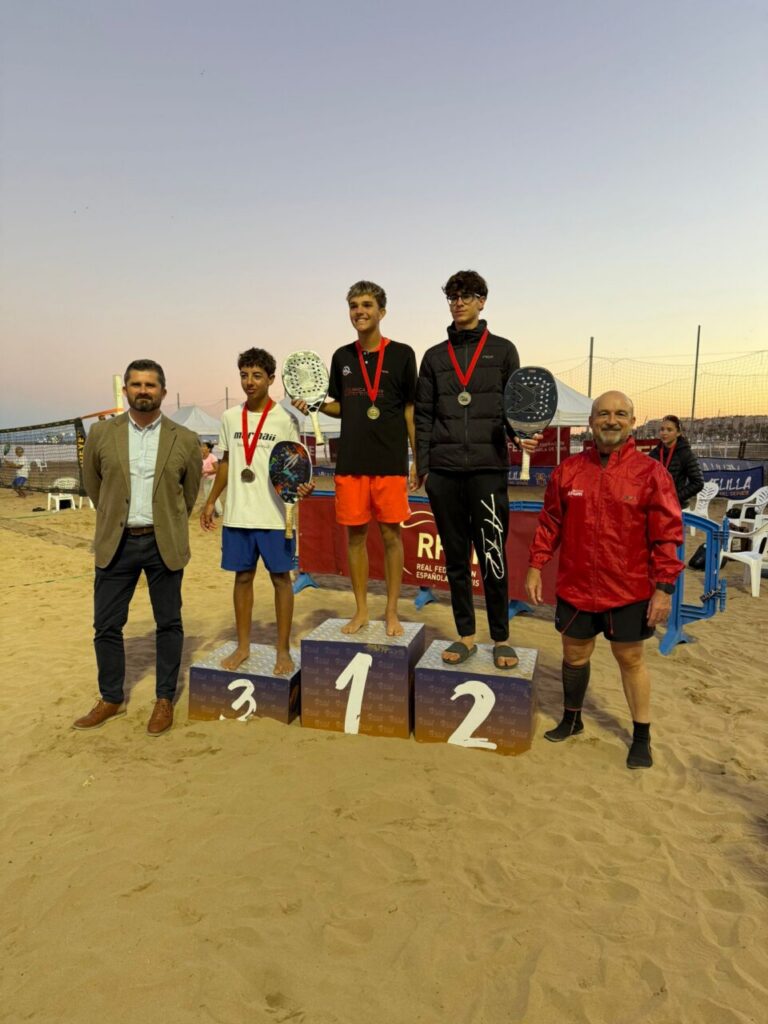 Entrega de trofeos en el II Master Nacional de Tenis Playa en Melilla
