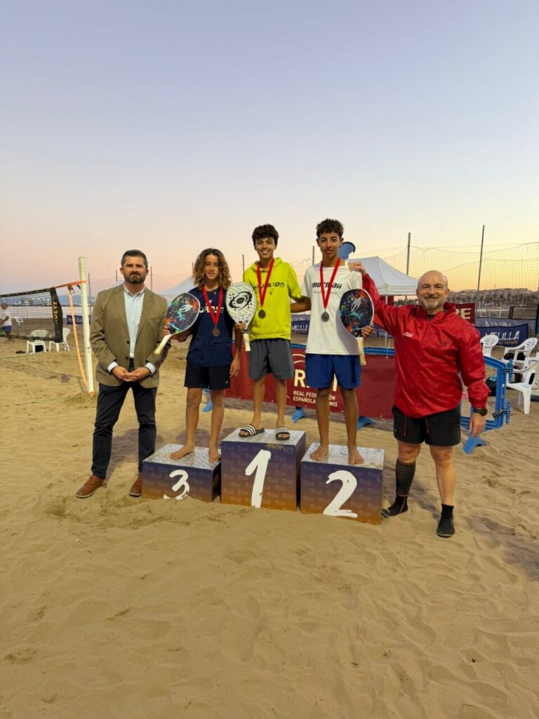 Entrega de trofeos en el II Master Nacional de Tenis Playa en Melilla