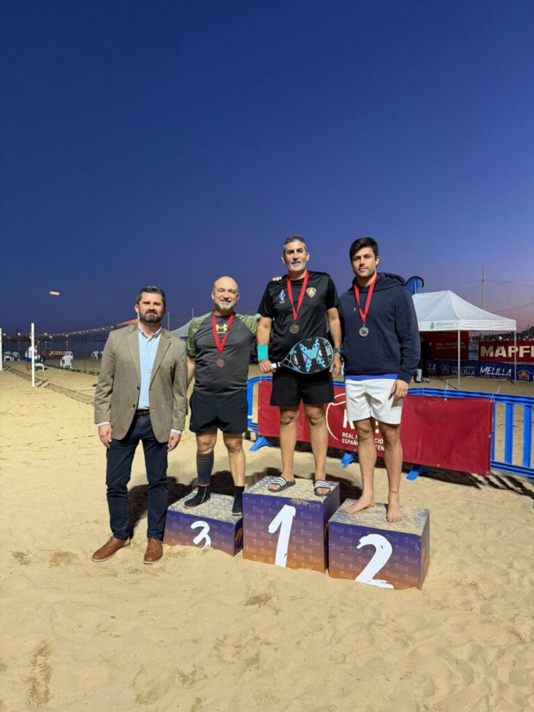 Entrega de trofeos en el II Master Nacional de Tenis Playa en Melilla