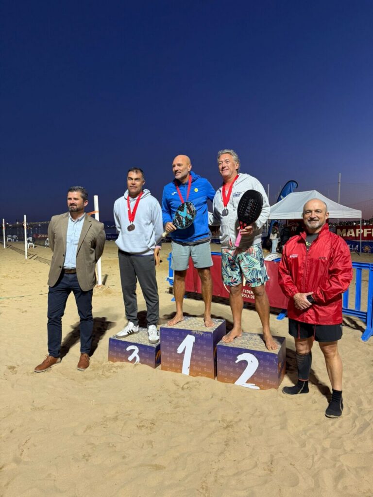Entrega de trofeos en el II Master Nacional de Tenis Playa en Melilla