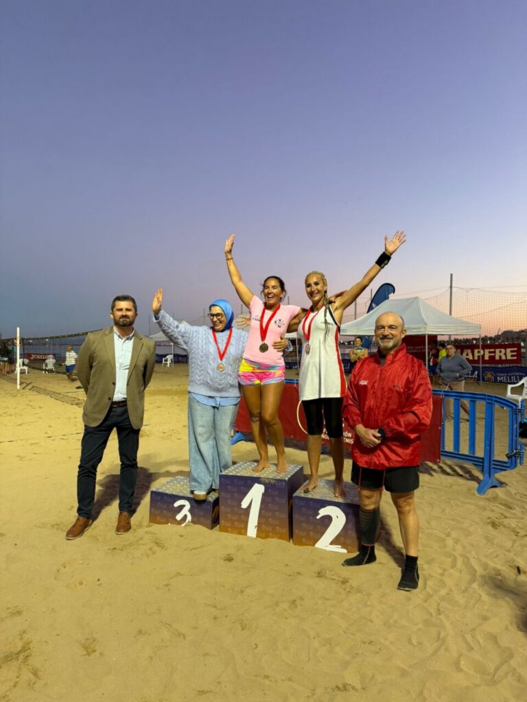 Entrega de trofeos en el II Master Nacional de Tenis Playa en Melilla