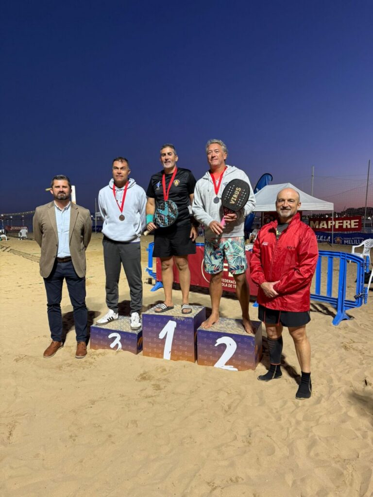 Entrega de trofeos a los campeones de tenis playa en Melilla