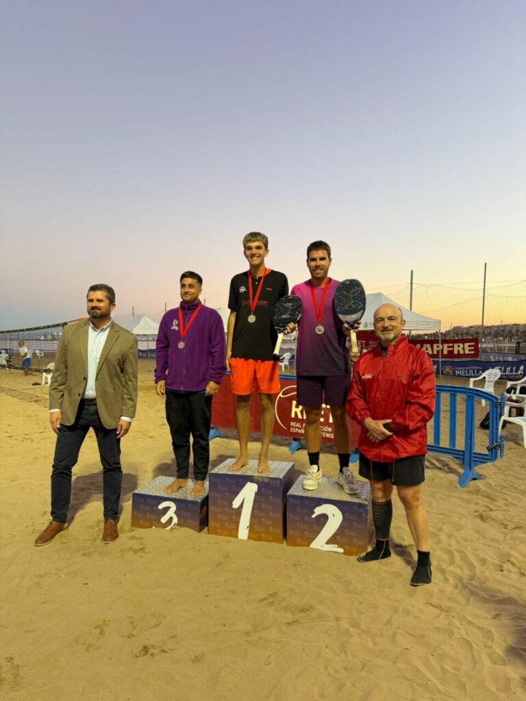 Entrega de trofeos en el II Master Nacional de Tenis Playa en Melilla