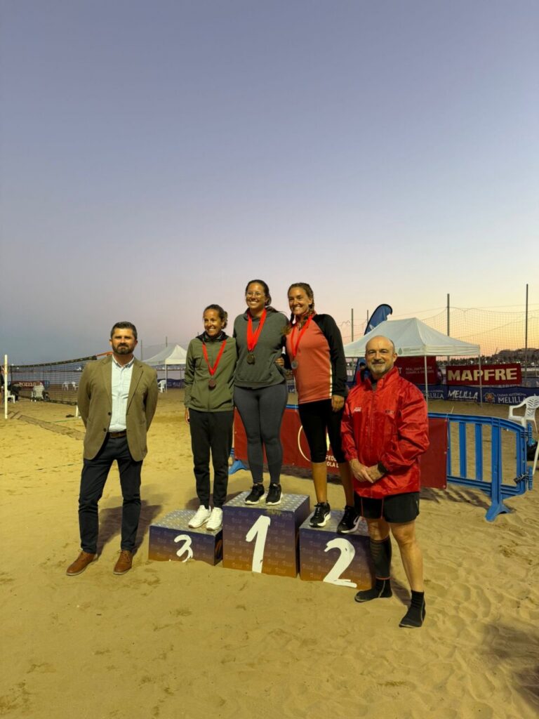 Entrega de trofeos en el II Master Nacional de Tenis Playa en Melilla