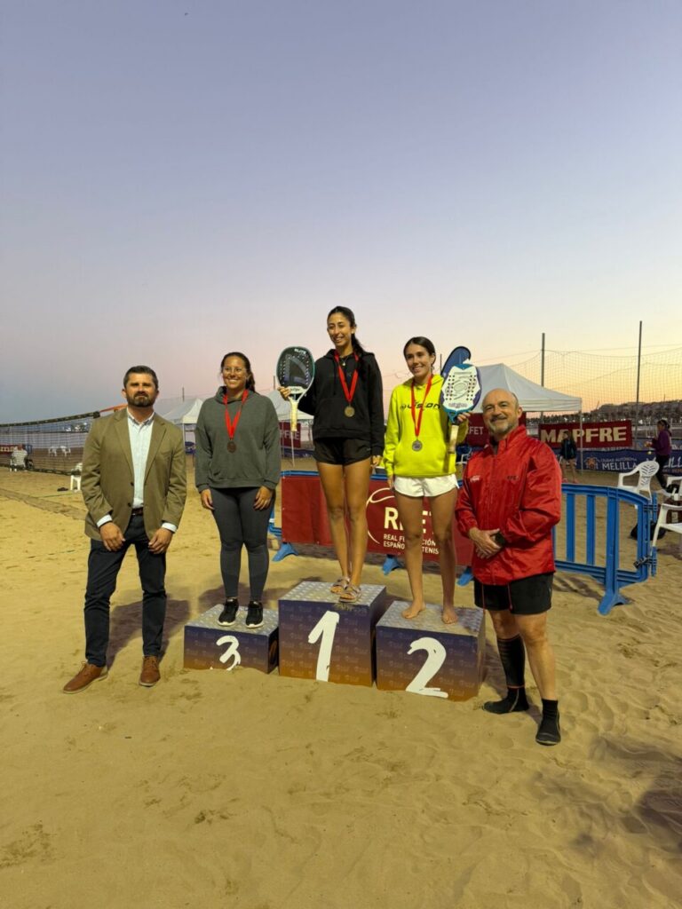 Entrega de trofeos en el II Master Nacional de Tenis Playa en Melilla