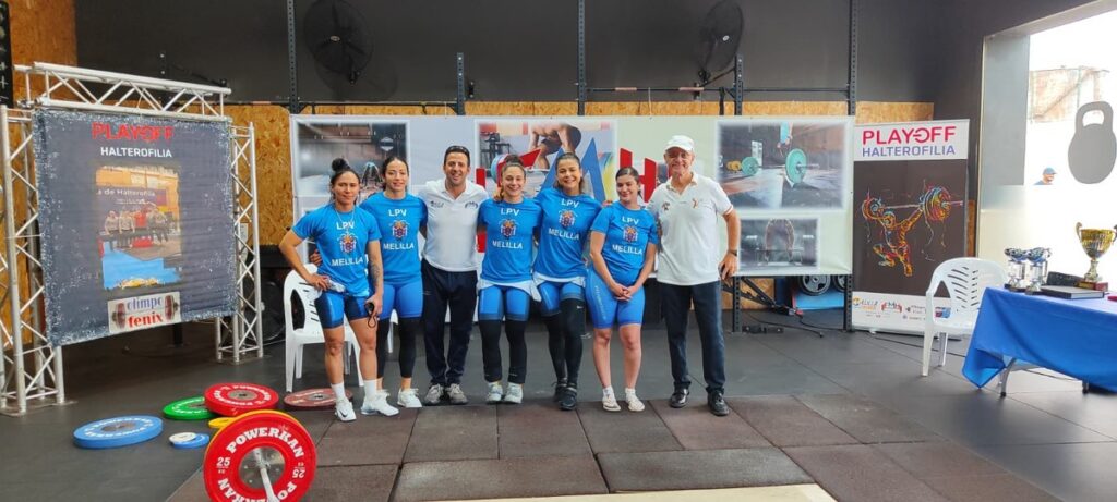 Equipo femenino del club LPV en la ceremonia de premiación
