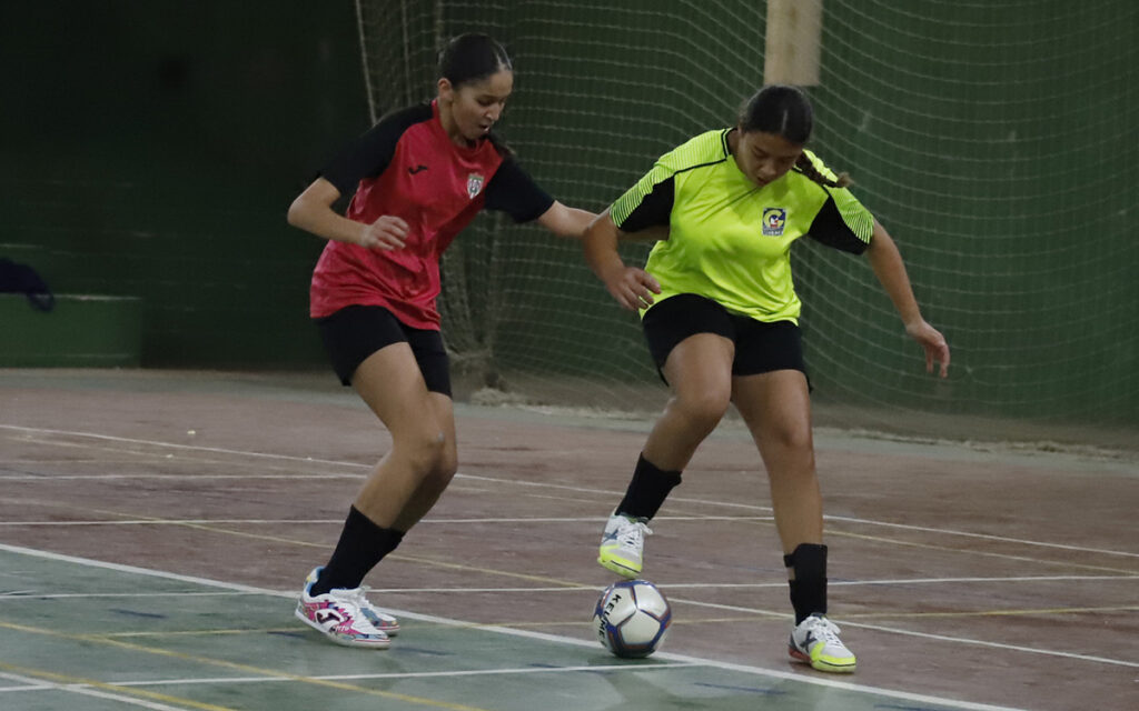Jugadoras del Gimnástico Melilla compitiendo en la final de fútbol sala