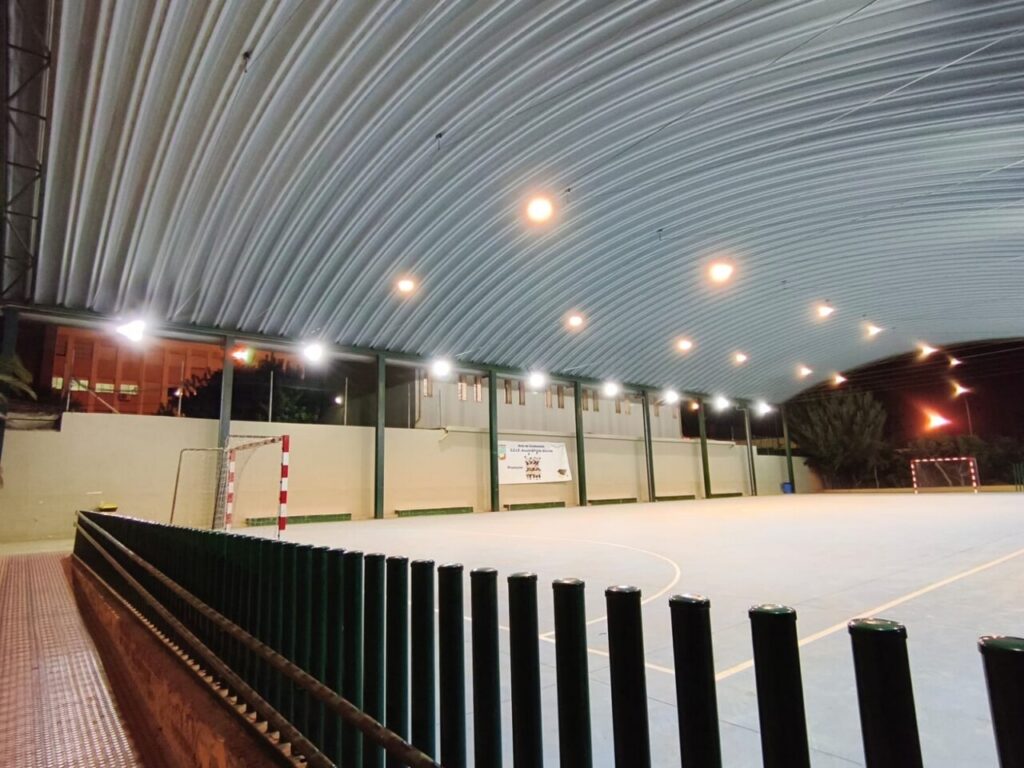 Vista del polideportivo del Colegio Anselmo Pardo con nueva iluminación