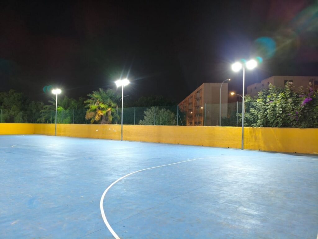 Iluminación renovada en el polideportivo del Colegio Anselmo Pardo