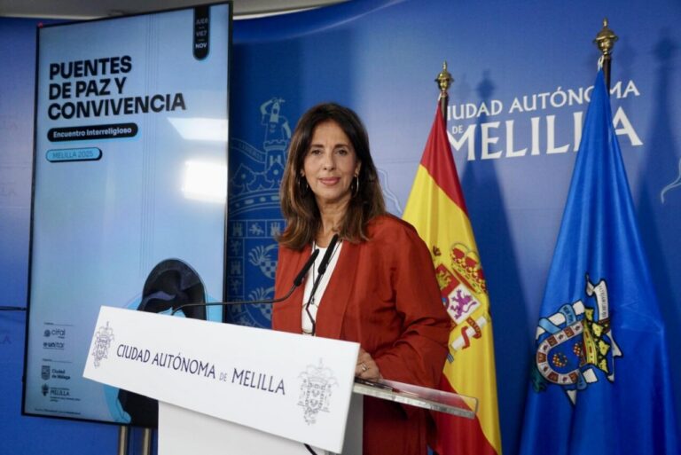 Fadela Mohatar en rueda de prensa sobre conexiones marítimas y aéreas.