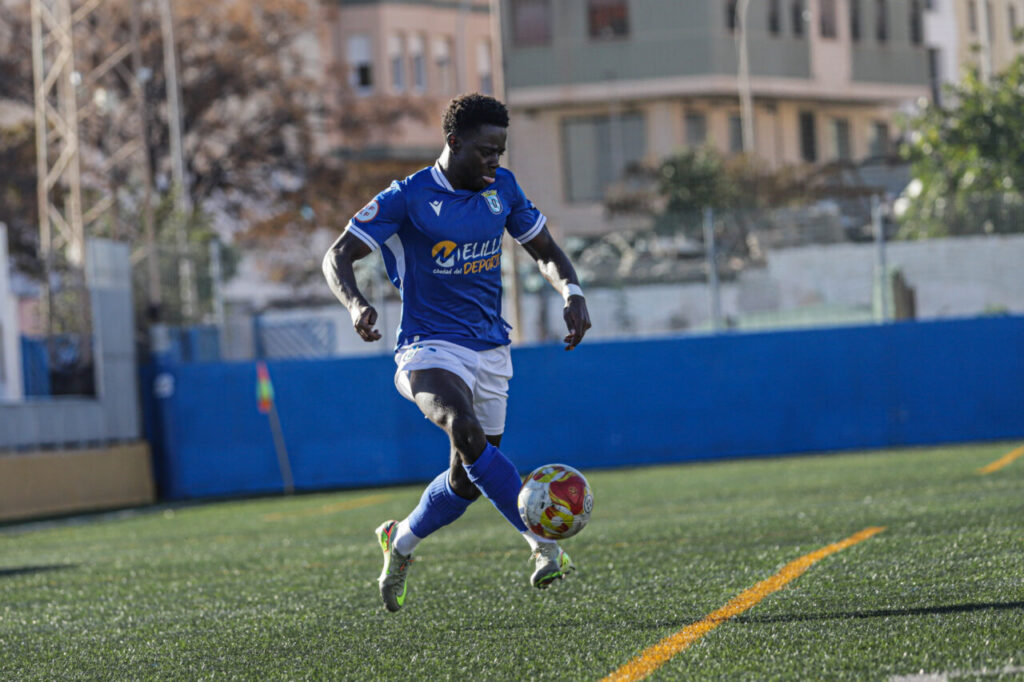 Jugador de la U.D. Melilla B en acción durante un partido de fútbol