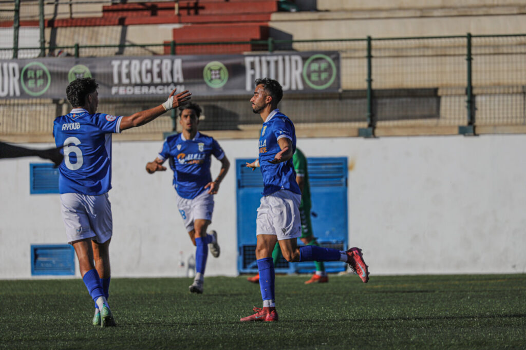 Jugadores de la U.D. Melilla B celebrando un gol en el partido