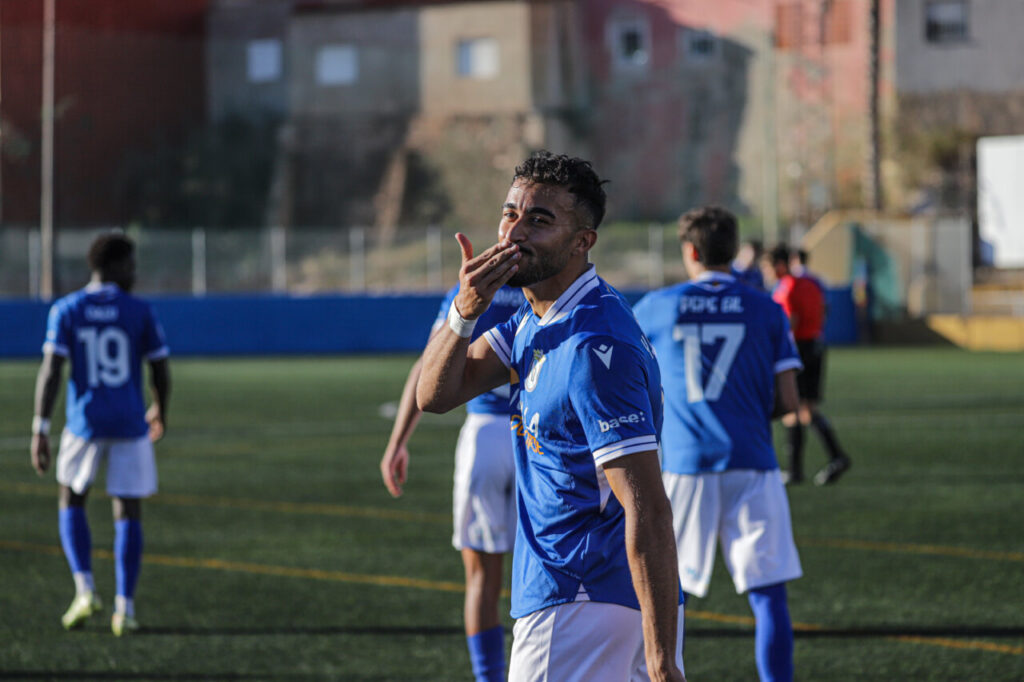 Jugador de la U.D. Melilla B celebra un gol en el campo.