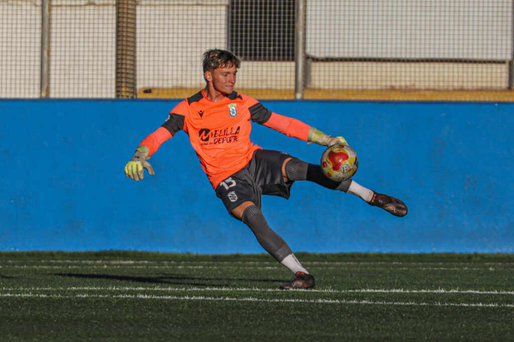 Portero de la U.D. Melilla B en acción durante un partido de fútbol