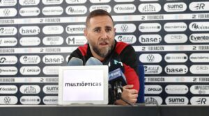 Javi Motos, entrenador de la U.D. Melilla en sala de prensa