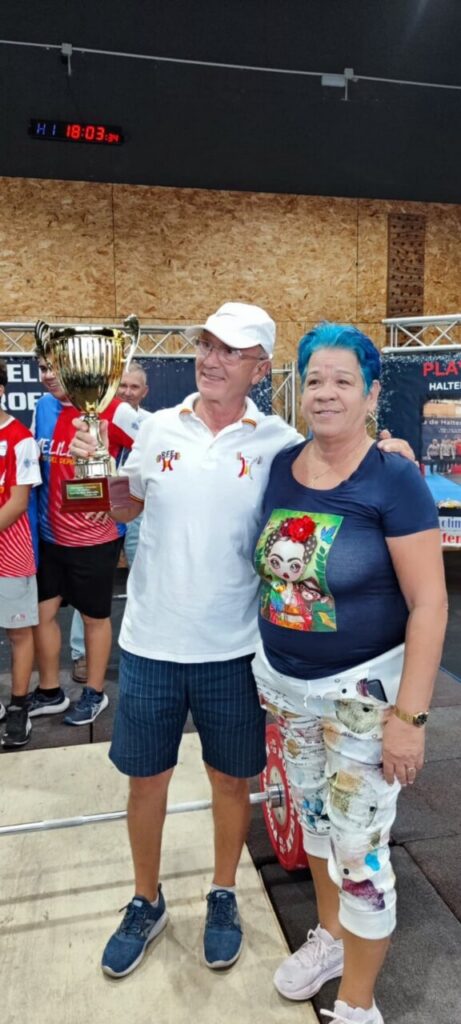Miembros del club LPV femenino sosteniendo un trofeo de campeones