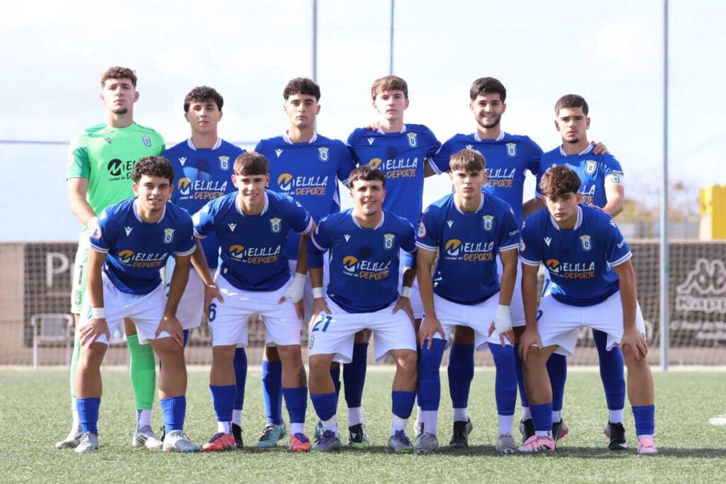 Equipo juvenil de la U.D. Melilla posando en el campo