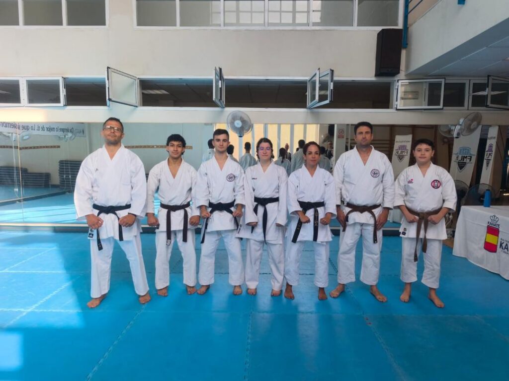 Siete karatecas melillenses posando tras exámenes de cinturón negro