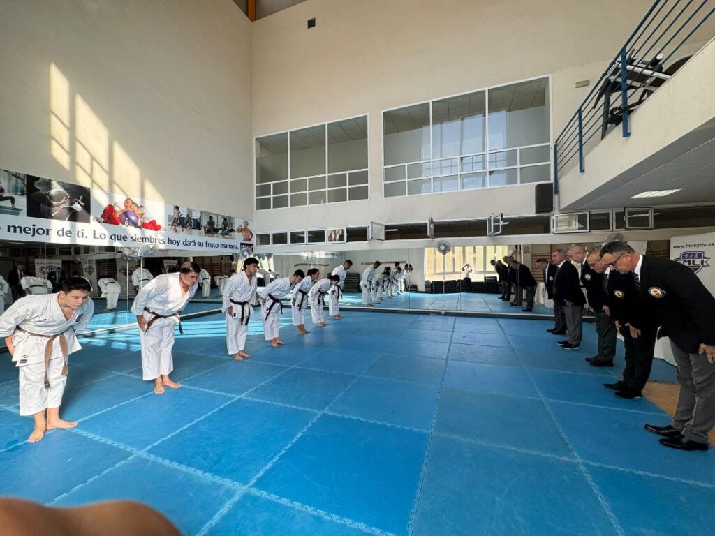 Karatecas melillenses realizando una reverencia en el examen de cinturón negro
