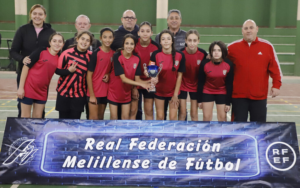 Equipo Gimnástico Melilla con trofeo tras ganar la Copa Infantil Femenina