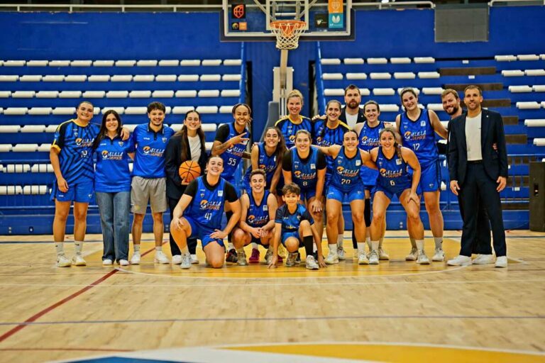 Equipo de baloncesto femenino del MCD La Salle posando en la cancha