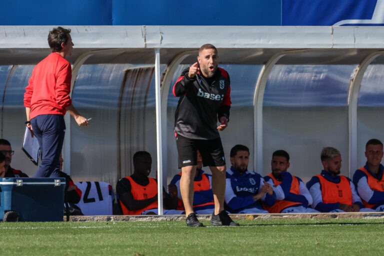 Entrenador Javi Motos dirigiendo a su equipo en el banquillo