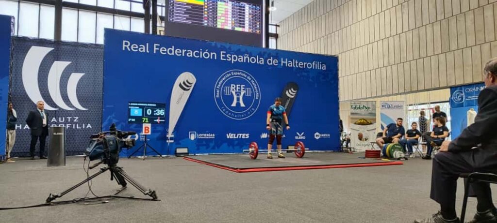 Atleta levantando pesas en el Campeonato de España de Halterofilia