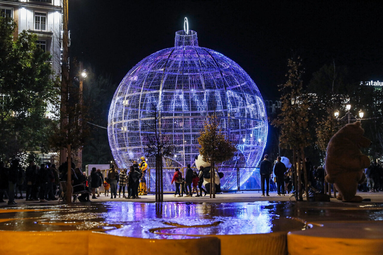 Gran bola luminosa decorativa en Madrid durante la Navidad 2025.