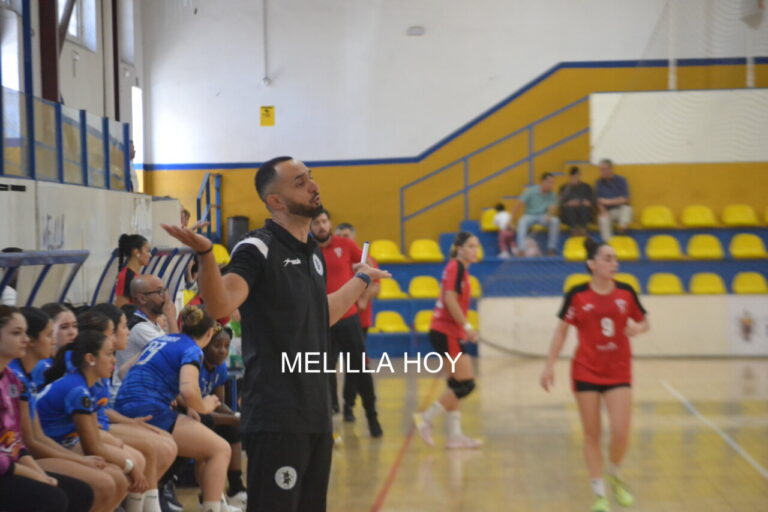Entrenador Faisal Salmi dirigiendo a su equipo de balonmano en Melilla.