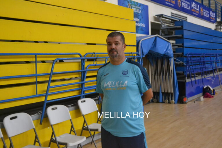 Entrenador Salim Abdelkader del Club Voleibol Melilla en el gimnasio