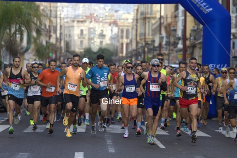 Atletas corriendo en la Media Maratón Melilla Ciudad del Deporte