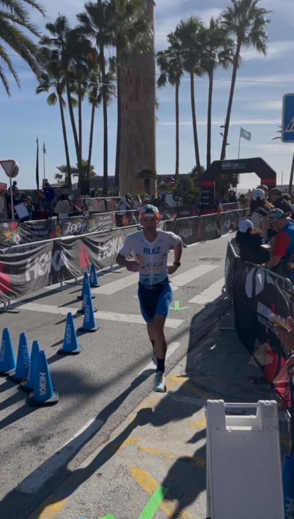 Luismi Ruiz corriendo en el Mundial de IRONMAN 70.3 en Marbella