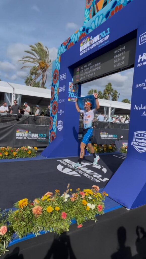 Luismi Ruiz celebrando su llegada a la meta en el Mundial de IRONMAN 70.3 en Marbella.