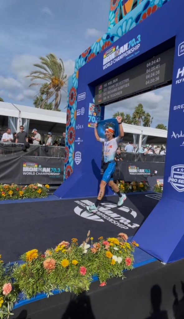 Luismi Ruiz celebrando su llegada a la meta en el Mundial de IRONMAN 70.3 en Marbella