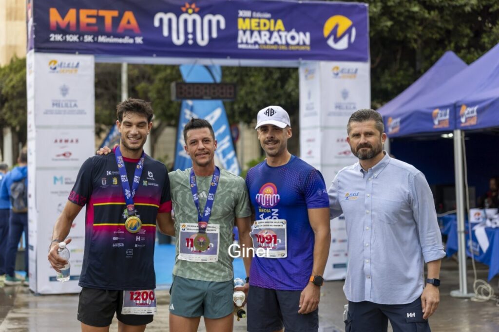 Corredores posando tras finalizar la Media Maratón de Melilla