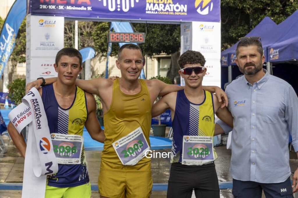 Corredores posando tras la Media Maratón de Melilla 2023