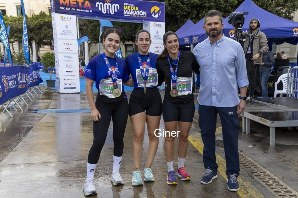 Atletas en la meta de la Media Maratón de Melilla con medallas