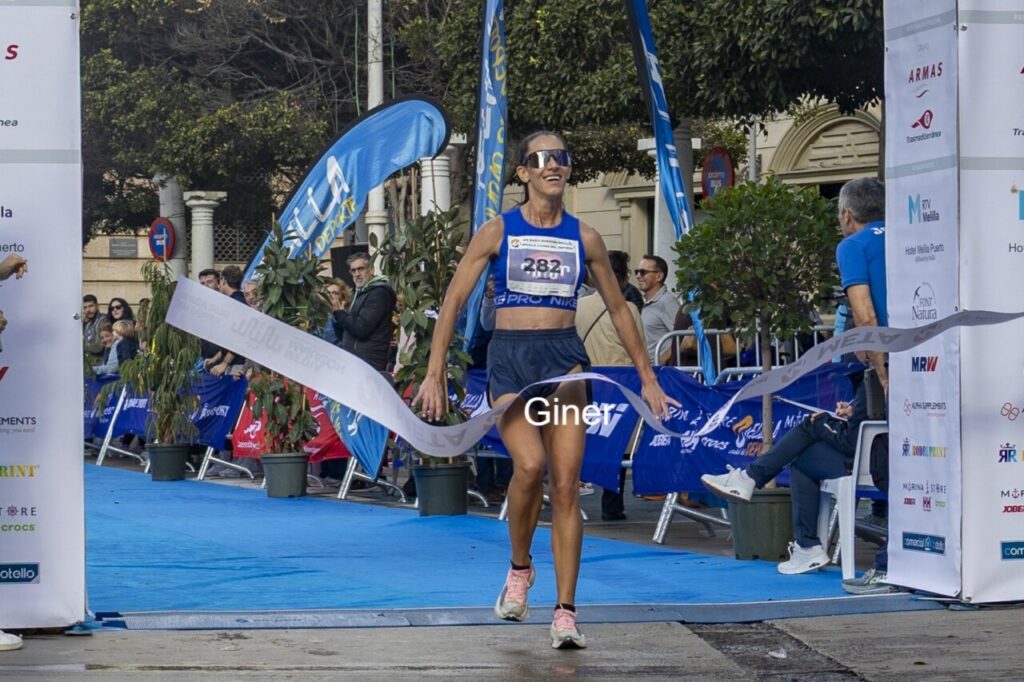 Atleta cruzando la meta en la Media Maratón de Melilla
