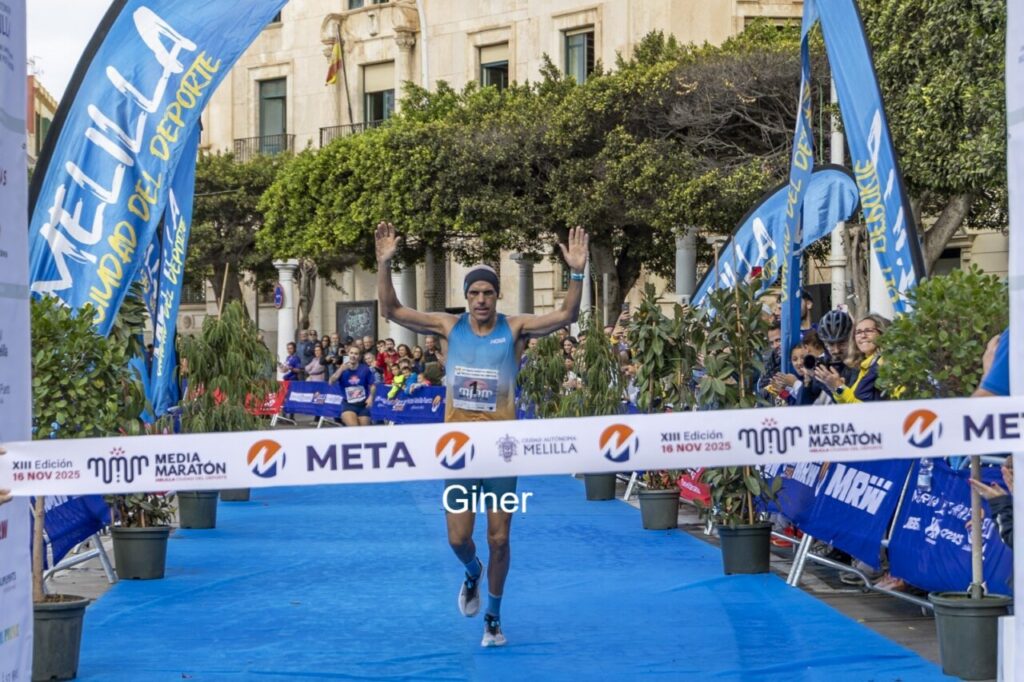 Reyes Estévez cruzando la meta en la Media Maratón de Melilla