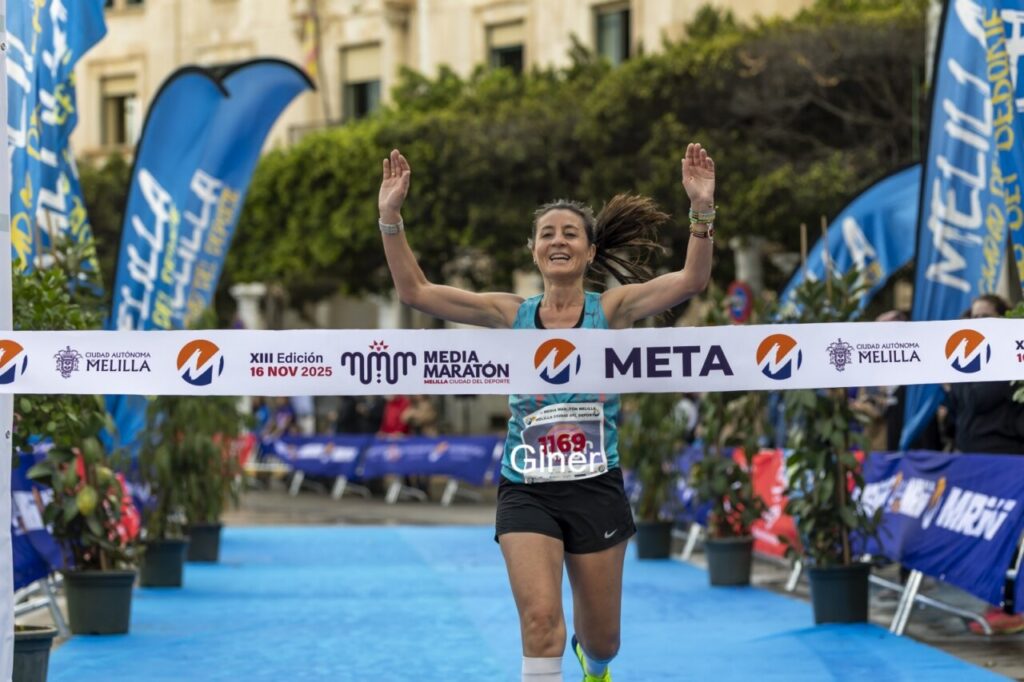 Corredora cruzando la meta en la Media Maratón de Melilla 2025