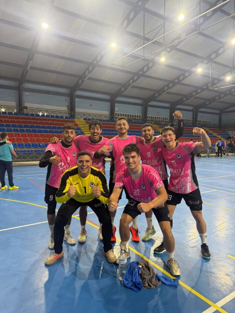 Jugadores del Melilla Balonmano celebrando su victoria en un partido