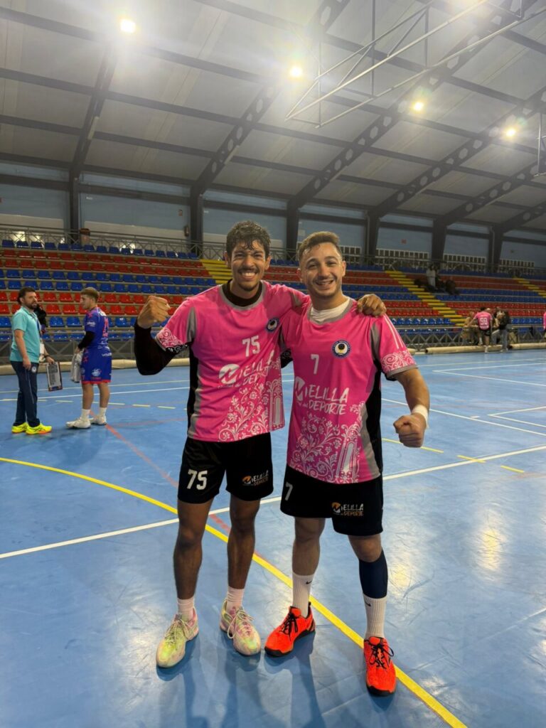 Jugadores del Melilla Balonmano celebrando su victoria en el partido
