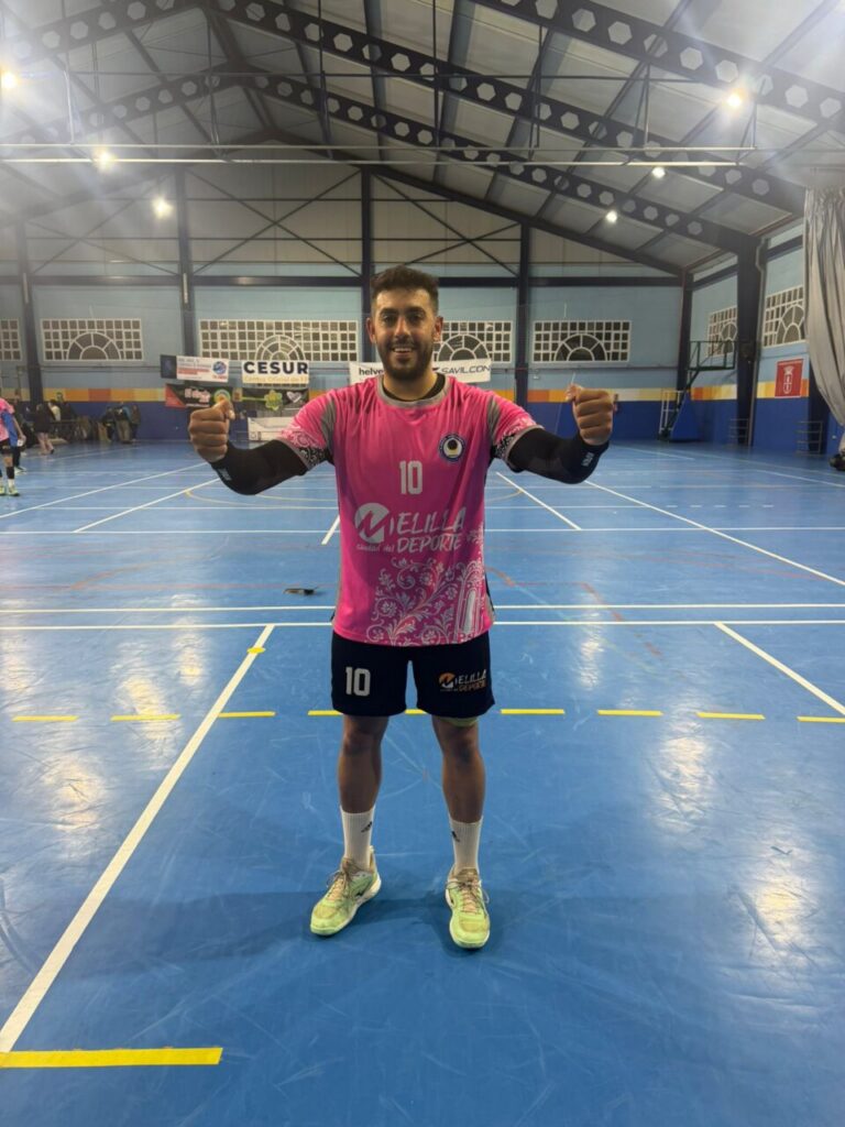 Jugador del Melilla Balonmano celebrando en la cancha tras la victoria